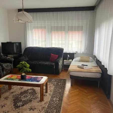 דירה Airport Relax 3 Bedroom וסס